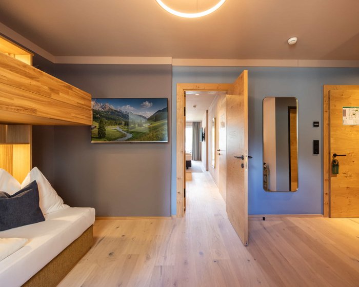 Familienzimmer Comfort mit Doppelbett, Schreibtisch und Verbindungstür.