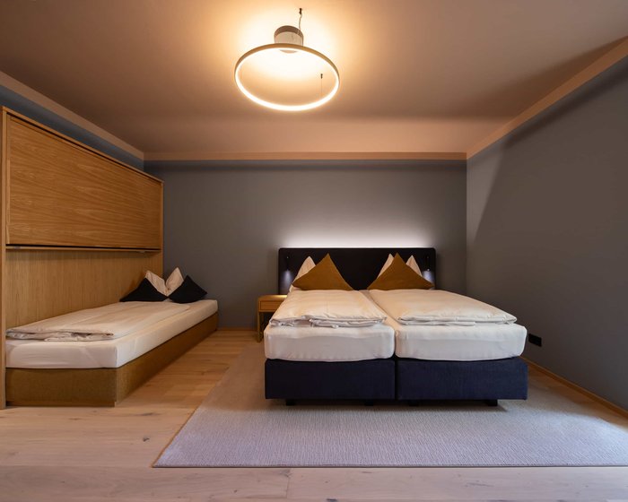 Familienzimmer Standard mit Doppelbett und Einzelbett an der Wand.