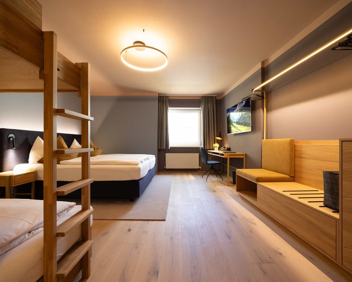 Familienzimmer Standard mit Doppelbett und Etagenbett, Blick Richtung Fenster.