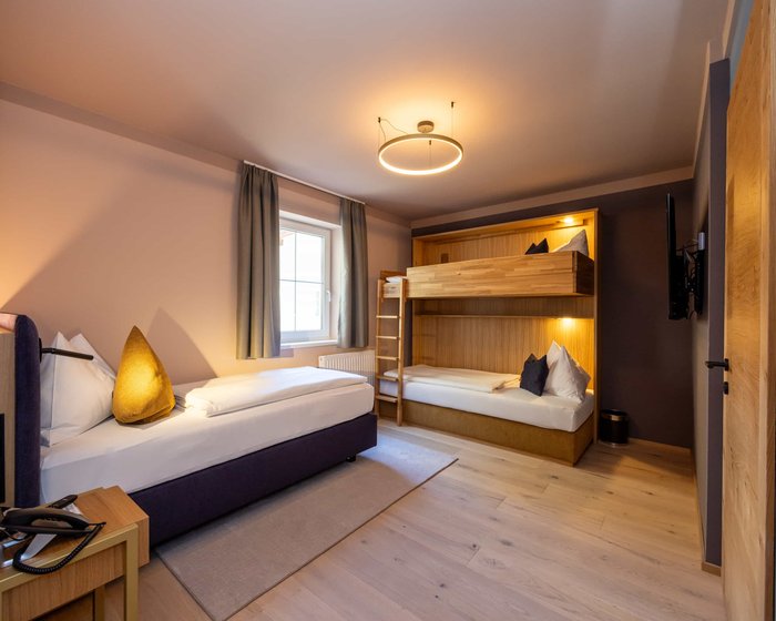 Familienzimmer Comfort mit Doppelbett und Etagenbett.