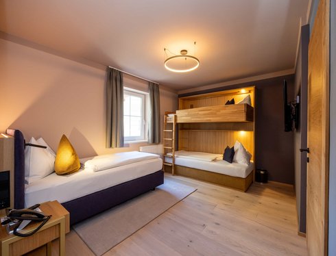 Familienzimmer Comfort mit Doppelbett und Etagenbett.