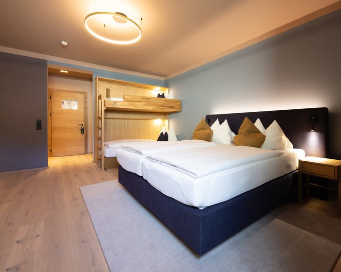 Familienzimmer Standard mit Doppelbett, Etagenbett und hellem Boden.